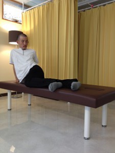 沖縄で慢性的な痛みと症状を改善する｜整体の操和｜大腿筋膜張筋のストレッチ