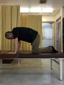 沖縄で慢性的な痛みと症状を改善する｜整体の操和｜腰部のストレッチ1