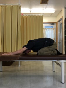 沖縄で慢性的な痛みと症状を改善する｜整体の操和｜腰部のストレッチ2