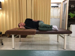 沖縄で慢性的な痛みと症状を改善する｜整体の操和｜大腿直筋のストレッチ1