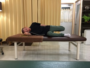 沖縄で慢性的な痛みと症状を改善する｜整体の操和｜大腿直筋のストレッチ2